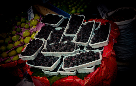 土耳其街头集市出售的塑料包装中黑莓图片