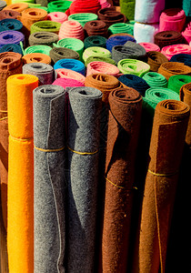 众多彩色的织布滚动在视图中背景图片