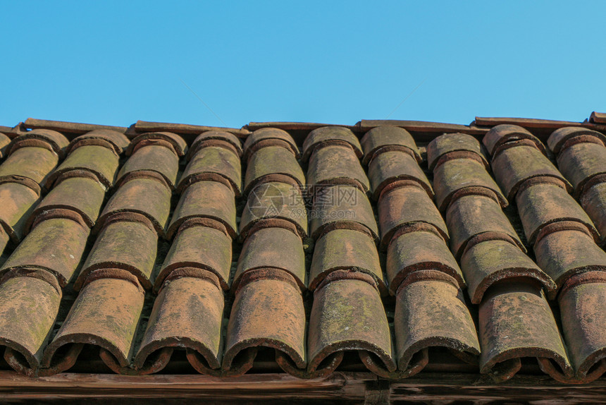 由多彩粘土制成的旧屋顶瓷砖背景图片
