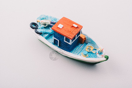 船玩具装在白色上的鲜多彩渔船模型背景