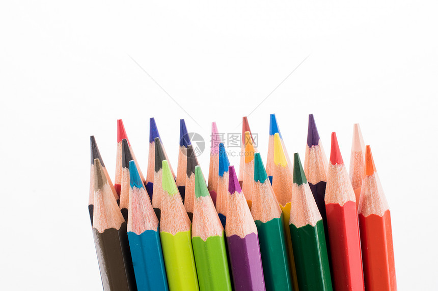 白背景上不同颜色的彩铅笔图片
