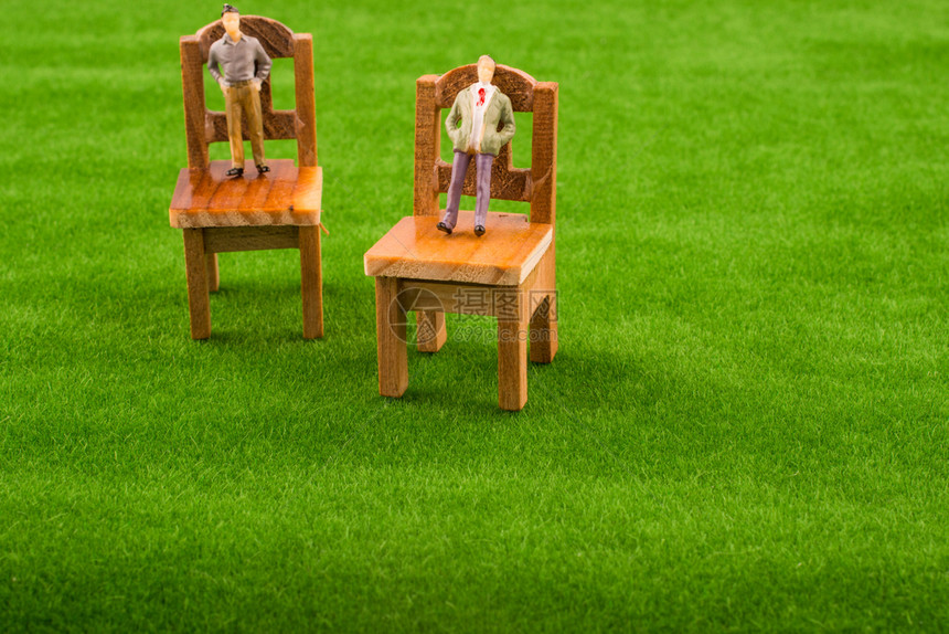绿色假草上的小木椅子图片