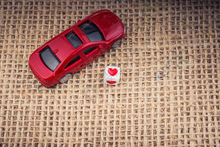 爱的立方体在红色玩具车上在单排帆布图片