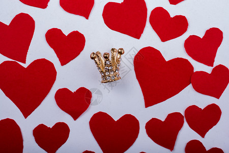 皇冠的心形图标像爱概念图片