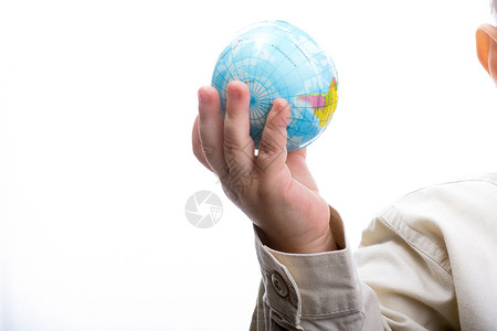 婴儿手握着地球的模型背景图片