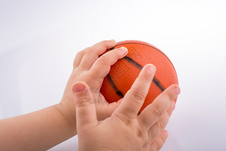 怀着橙色篮球模型白背景的婴儿图片