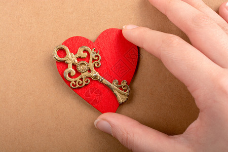 重塑的装饰键和纸心脏形状图片