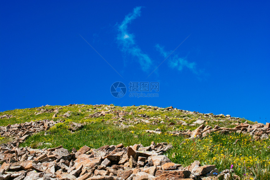 蓝色天空下的土耳其阿尔特文高地草原图片