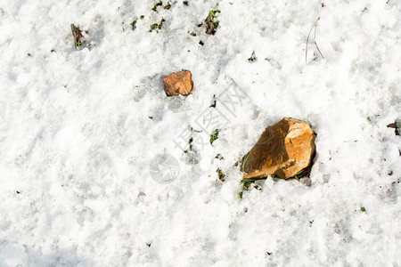 黄石块和满雪的地面图片