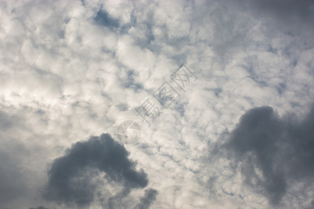 灰天白云和灰在天空中形成背景