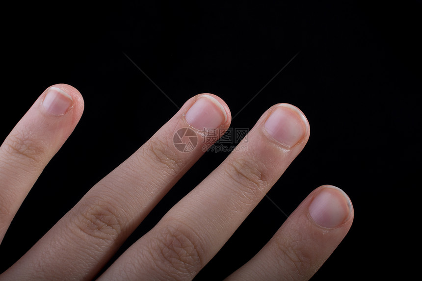 四根儿童手的指部分在黑色背景下看到图片