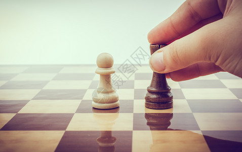 玩国际象棋游戏的人在船上采取行动背景图片