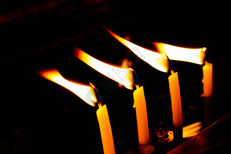 燃烧的蜡烛照亮视线背景图片
