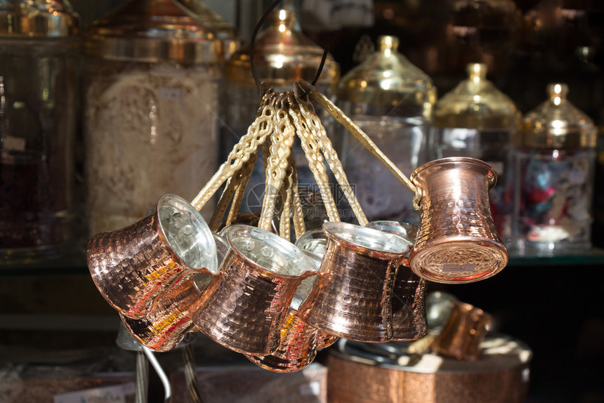土耳其以传统方式制造的咖啡壶图片