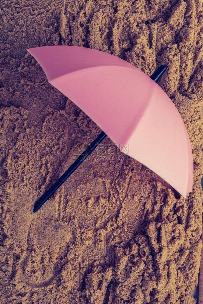 从上到下看沙粉红雨伞图片