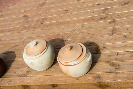 供市场销售的传统陶器图片