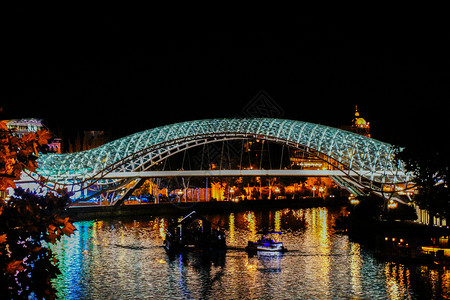 和平桥是一座弓形行人桥是在第比利斯用无数LED照明的钢和玻璃建筑图片