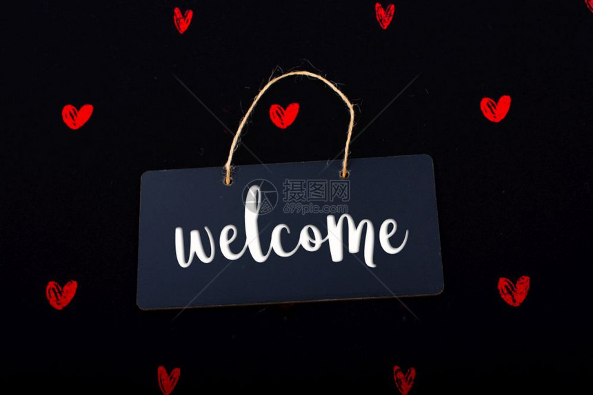 欢迎在黑通知牌上使用欢迎语红心环绕着图片
