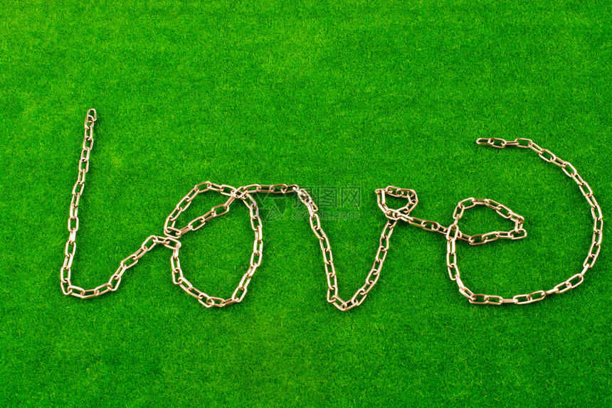连锁在绿草上写着爱的字图片