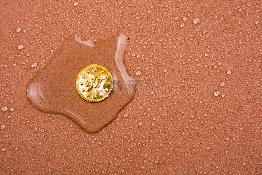 近视中被水滴覆盖的假金币图片
