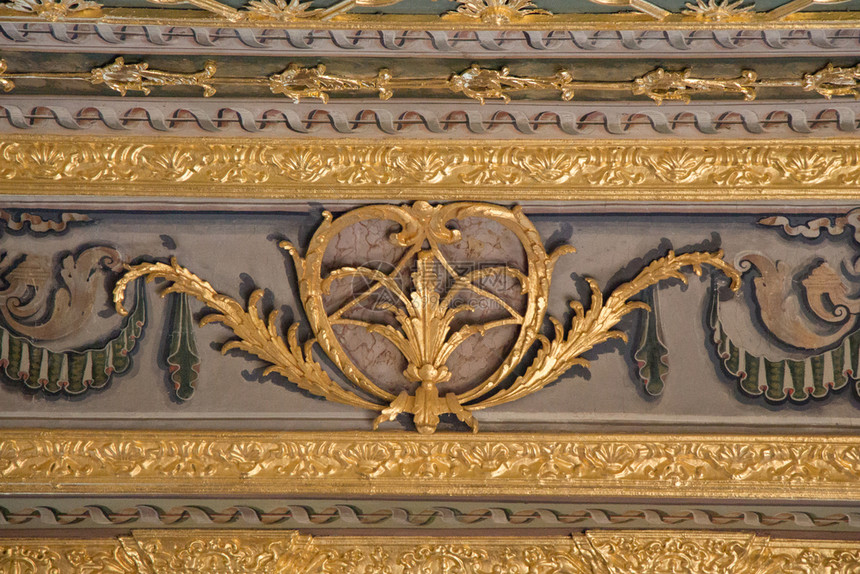 在奥斯曼时代木材上的花艺术图案范例图片