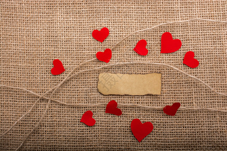 爱的概念与心脏形状的纸在线条上图片