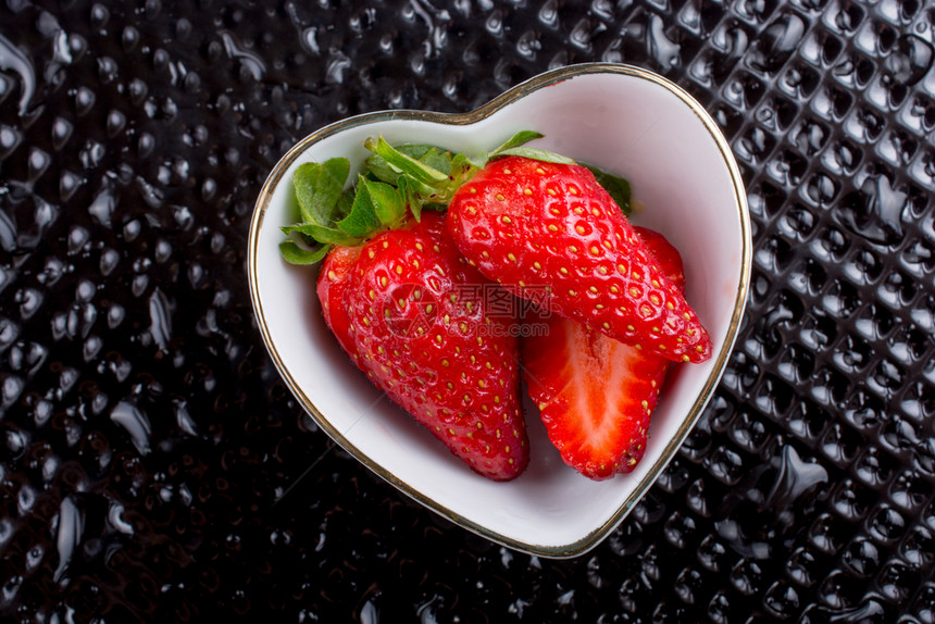 一个碗里有汁甜和成熟的草莓水果图片
