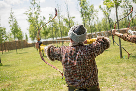 古代箭头素材弓箭身着传统服装射箭背景