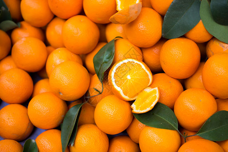 满载新鲜的橙子果图片
