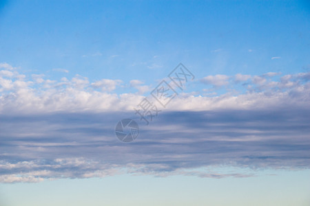 在蓝天空背景中发现的白彩云图片