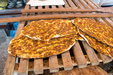 Lahmacun土耳其披萨煎饼加辣肉酱图片