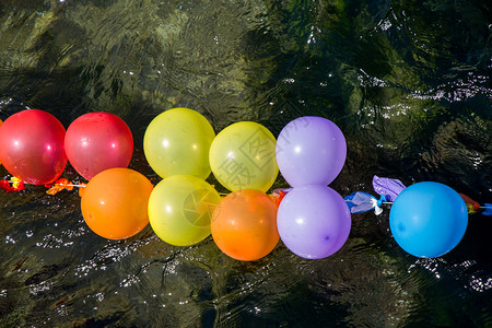 场的气球作为水目标背景图片