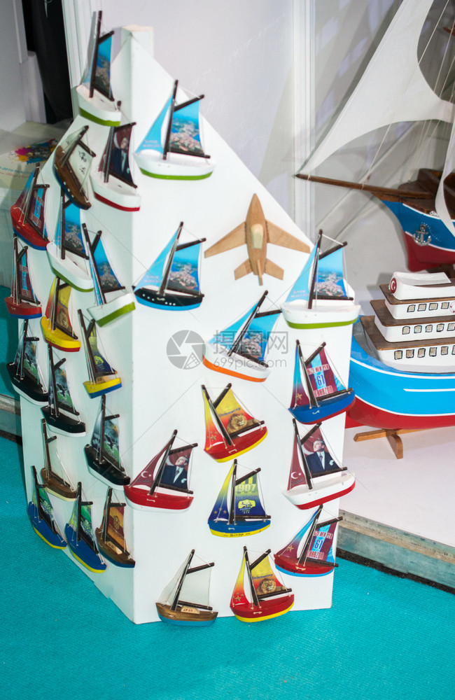一套色彩多的小型帆船模图片