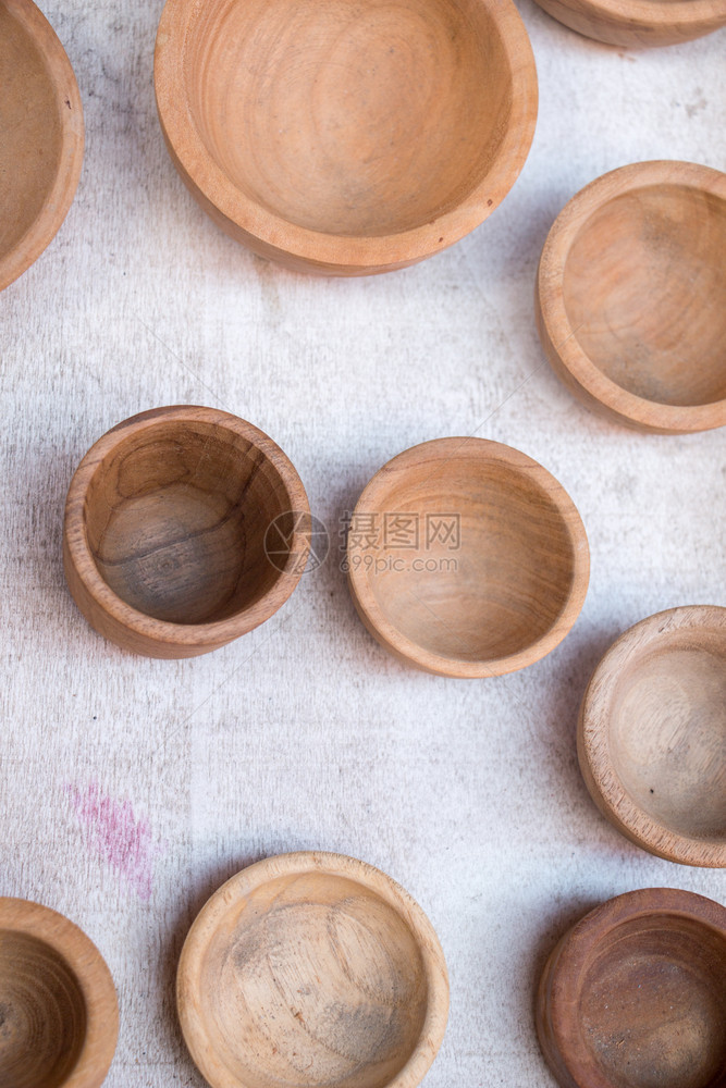 用于进食的木制空碗图片