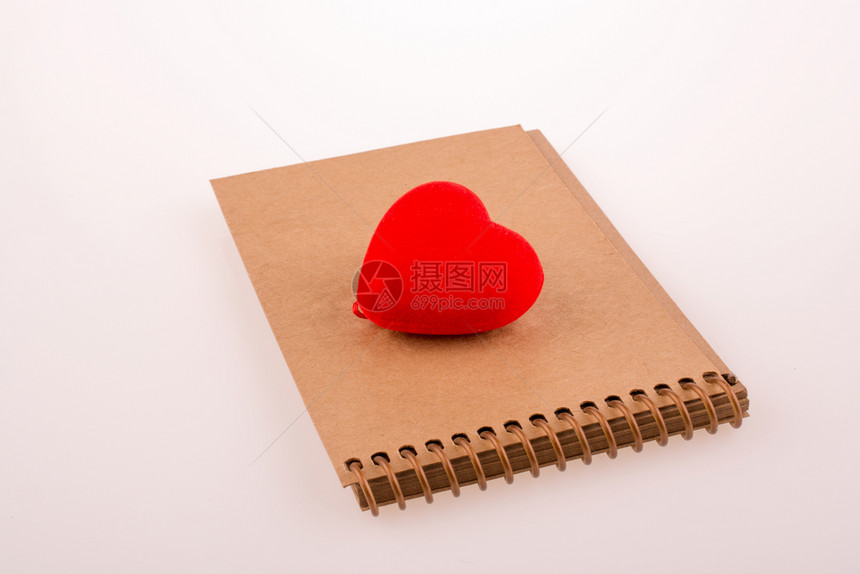 螺旋笔记本上的红心形状图片