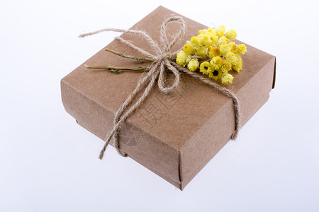 白色背景的黄花包装礼品盒图片