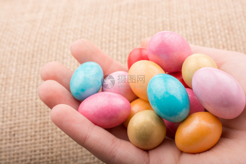 复活节鸡蛋形状的糖果图片