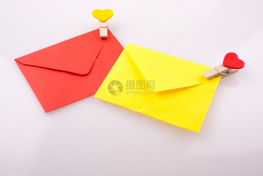 红色和黄的信封内有红心图片