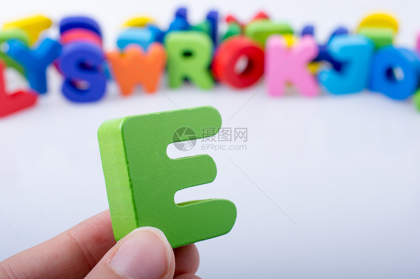 E字母立方由木制成图片