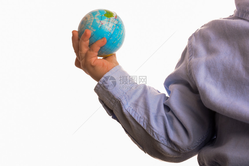 蓝衬衫宝拿着一个小球在白色背景上握着一个小球图片