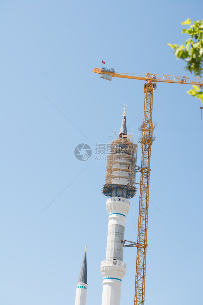 正在建造一座清真寺的米纳雷特图片