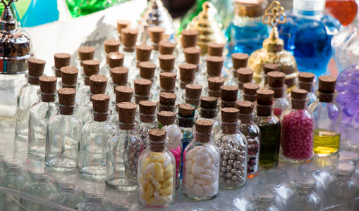 装满珠的空小透明瓶子集背景图片