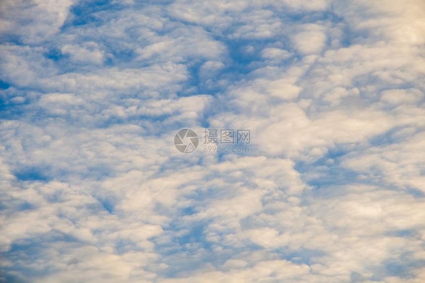 白云在蓝的天空背景中图片