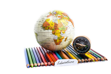 彩色世界地图白色背景的彩铅笔带有球指南针和教育注释的彩色铅笔背景