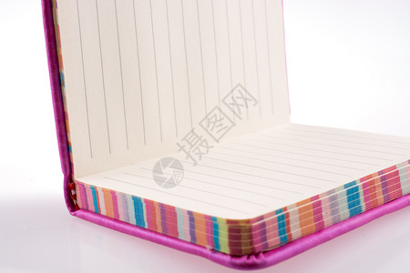 白背景上的粉红笔记本背景图片