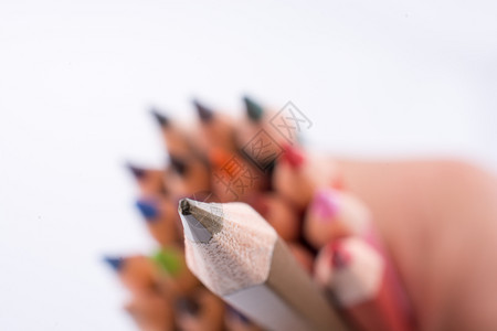 白背景上不同颜色的彩铅笔背景图片