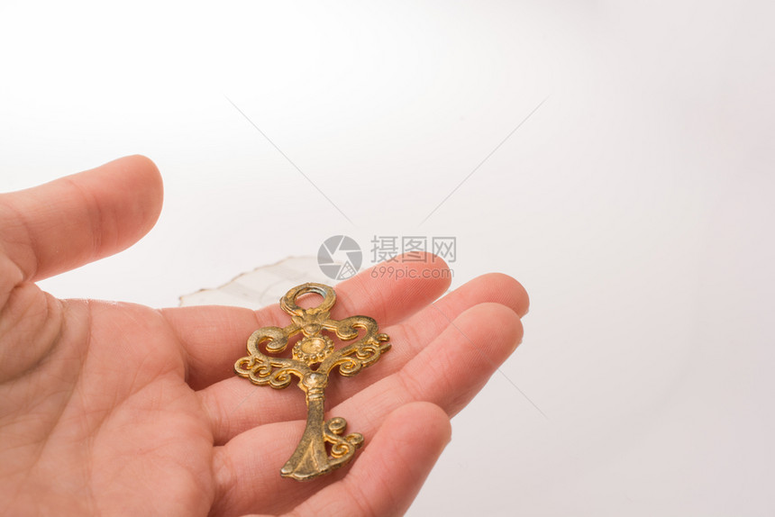 儿童手握着古代金色装饰键图片