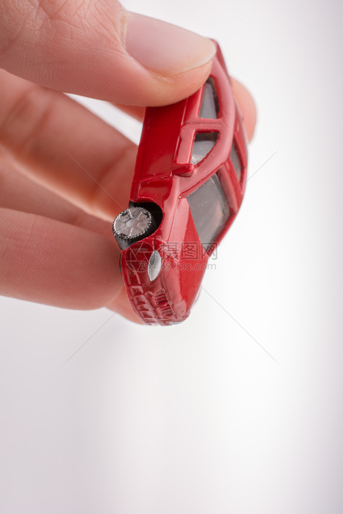白色背景上手握着多彩的小玩具车图片