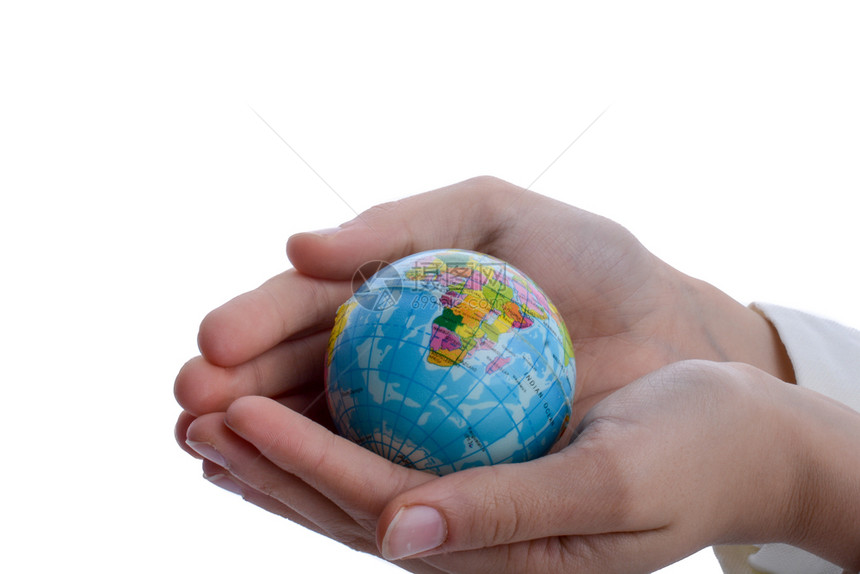 儿童在白背景上手握着一个小地球图片