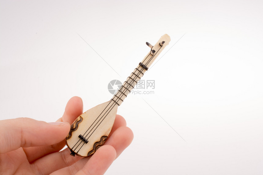 手握着经典的土耳其乐器萨兹图片